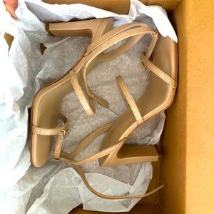 BRAND NEW HEEL SANDALS
Originally 60$